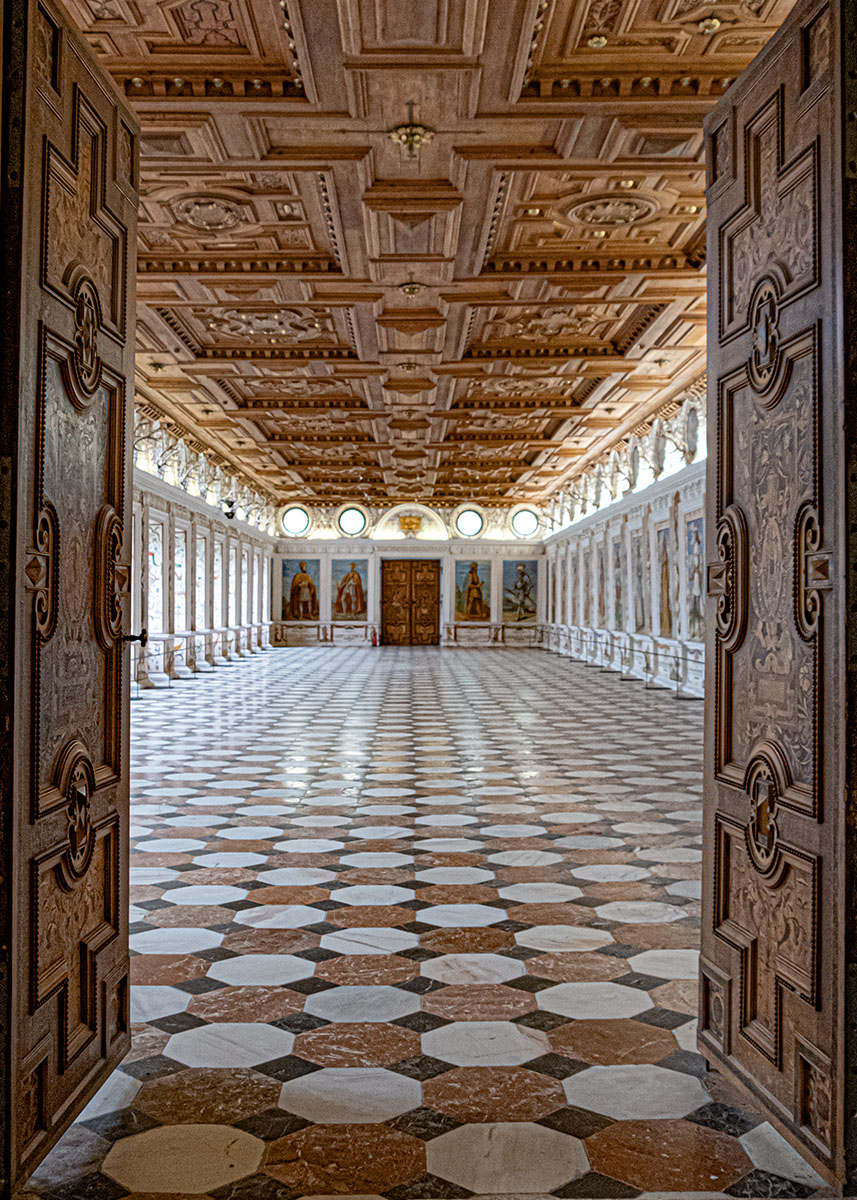 La Sala Spagnola del castello di Ambras a Innsbruck (Austria) vista dall'ingresso. Foto sul blog di viaggi: Nerd in Spalla - viaggiatori poco seri