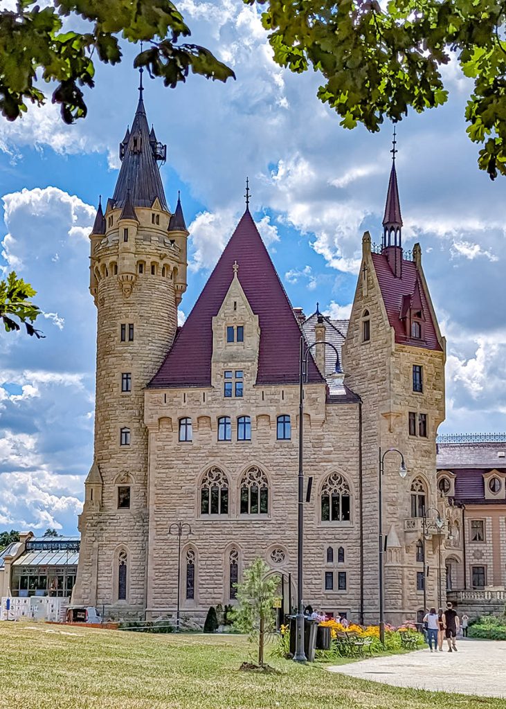 Moszna in Polonia sembra il castello della favole. Foto sul blog di viaggi Nerd in Spalla: viaggiatori poco seri