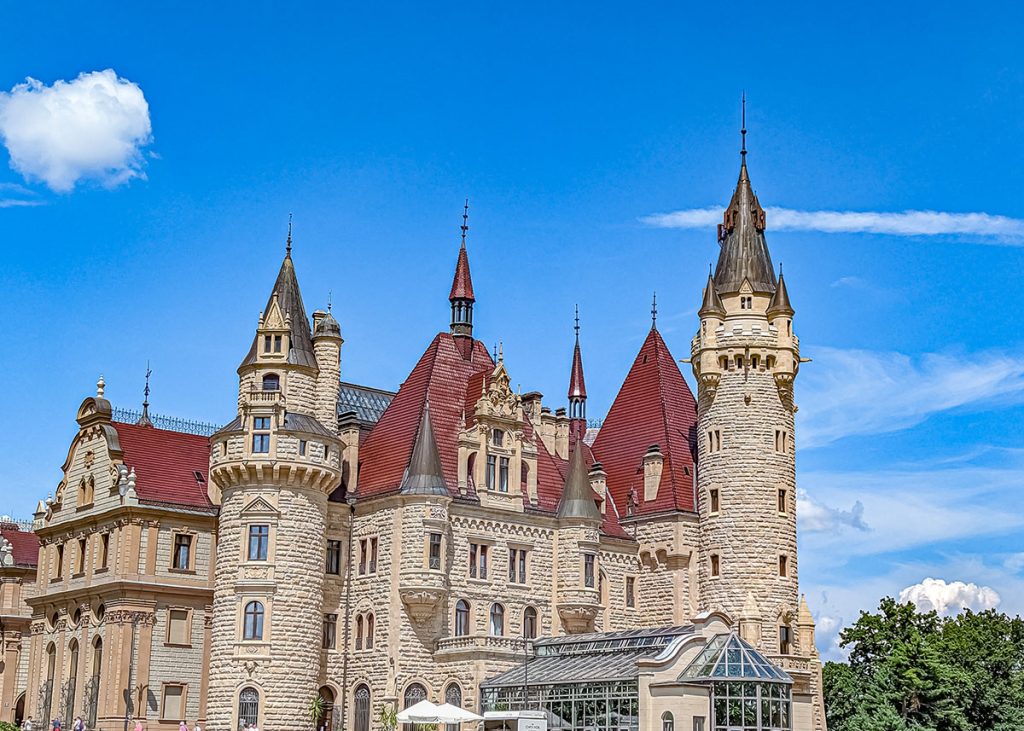 Parte neo-gotica del castello di Moszna in Polonia. Foto sul blog di viaggi Nerd in Spalla: viaggiatori poco seri
