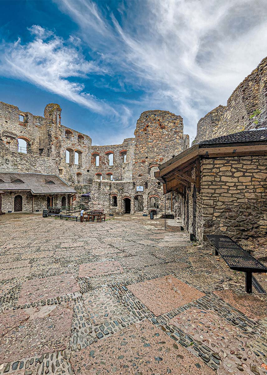 Corte del castello di Ogrodzieniec in Polonia. Foto sul blog di viaggi Nerd in Spalla: viaggiatori poco seri