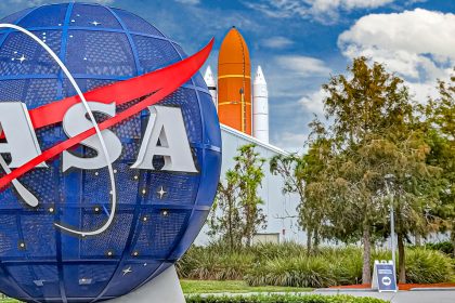 Simbolo della NASA al Kennedy Space Center in Florida. Foto sul blog di viaggi 'Nerd in Spalla: viaggiatori poco seri' dedicato al pop-culture-tourism