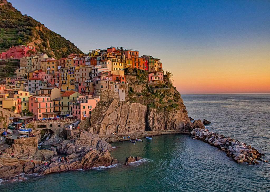 Manarola alle Cinque Terre in Liguria fa da sfondo a 'Luca', il film Disney-Pixar. Idee viaggi nerd sul blog di viaggi 'Nerd in Spalla: viaggiatori poco seri'