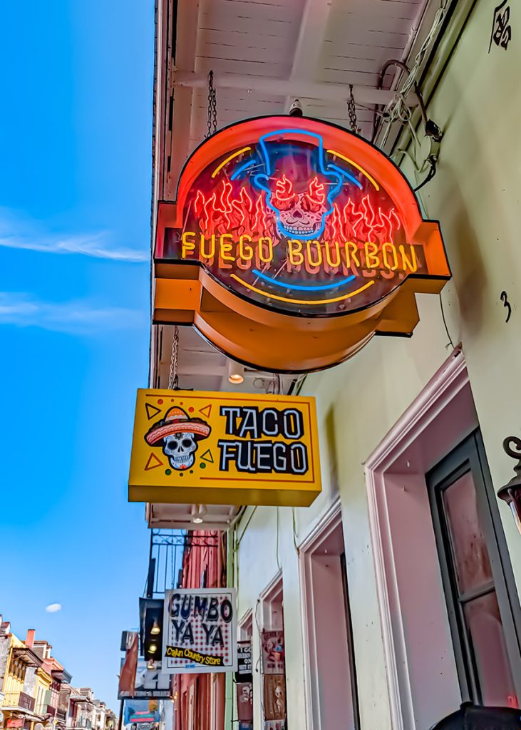 Insegne su Bourbon Street a New Orleans in Louisiana (USA). Foto sul blog di viaggi 'Nerd in Spalla: viaggiatori poco seri' dedicato al pop-culture tourism