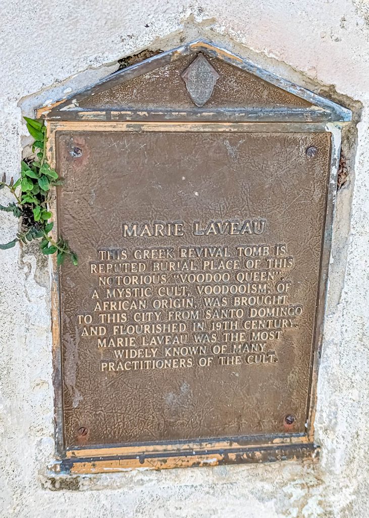 Targa sulla tomba di Marie Laveau a New Orleans in Louisiana (USA). Foto sul blog di viaggi 'Nerd in Spalla: viaggiatori poco seri' dedicato al pop-culture tourism