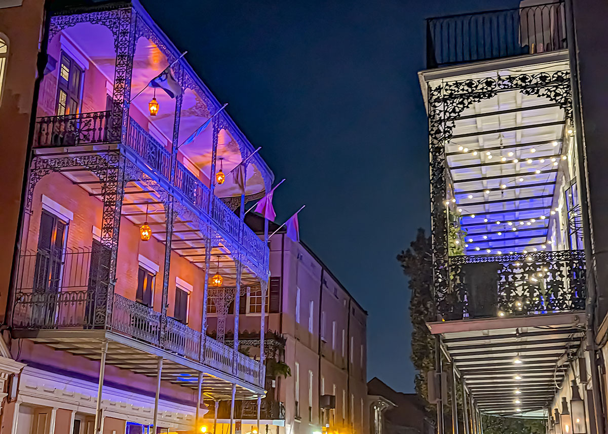 Quartiere Francese di sera a New Orleans in Louisiana (USA). Foto sul blog di viaggi 'Nerd in Spalla: viaggiatori poco seri' dedicato al pop-culture tourism