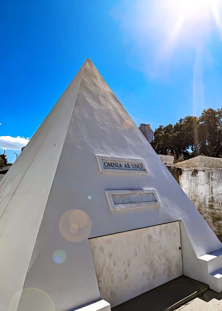 Tomba di Nicolas Cage a forma di piramide a New Orleans in Louisiana (USA). Foto sul blog di viaggi 'Nerd in Spalla: viaggiatori poco seri' dedicato al pop-culture tourism