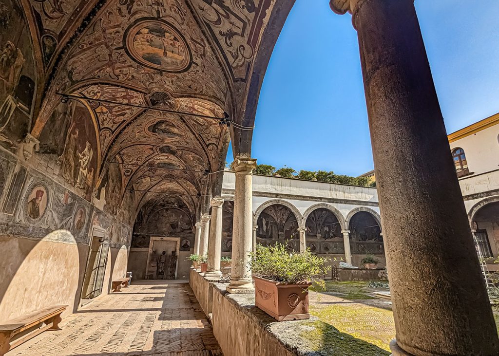 Affreschi nel chiostro di Santa Maria La Nova di Napoli. Foto sul blog di viaggi 'Nerd in Spalla: viaggiatori poco seri'