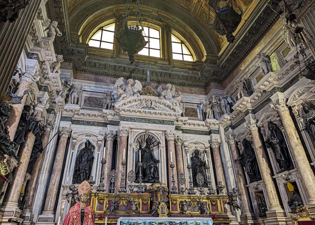 Busto reliquiario di San Gennaro nella sua cappella nel Duomo di Napoli. Foto sul blog 'Nerd in Spalla: viaggiatori poco seri' dedicato al pop-culture tourism