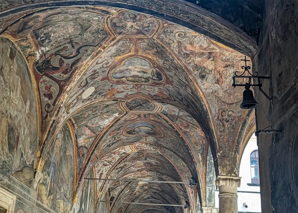 Affreschi del chiostro di Santa Maria La Nova di Napoli. Foto sul blog di viaggi 'Nerd in Spalla: viaggiatori poco seri'