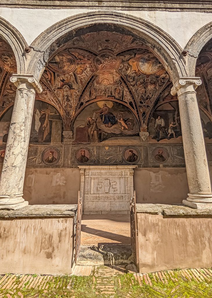 Chiostro di Santa Maria La Nova di Napoli. Foto sul blog di viaggi 'Nerd in Spalla: viaggiatori poco seri'