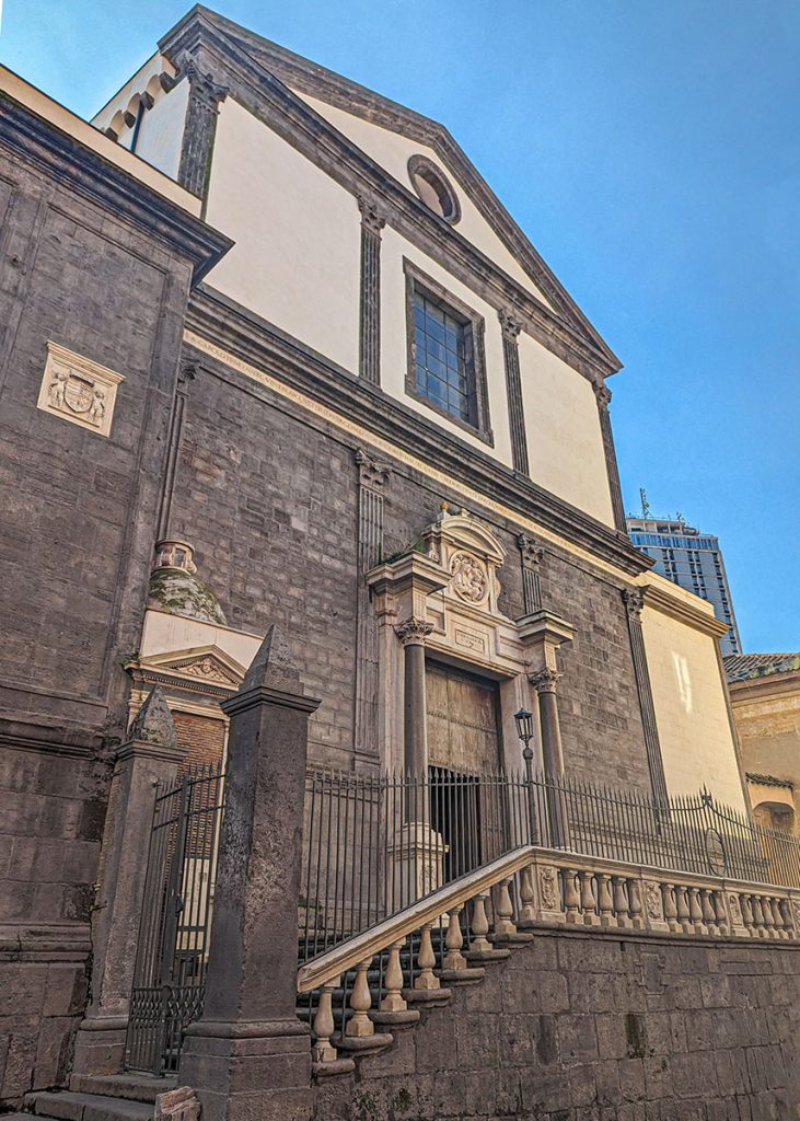 Facciata di Santa Maria La Nova di Napoli. Foto sul blog di viaggi 'Nerd in Spalla: viaggiatori poco seri'