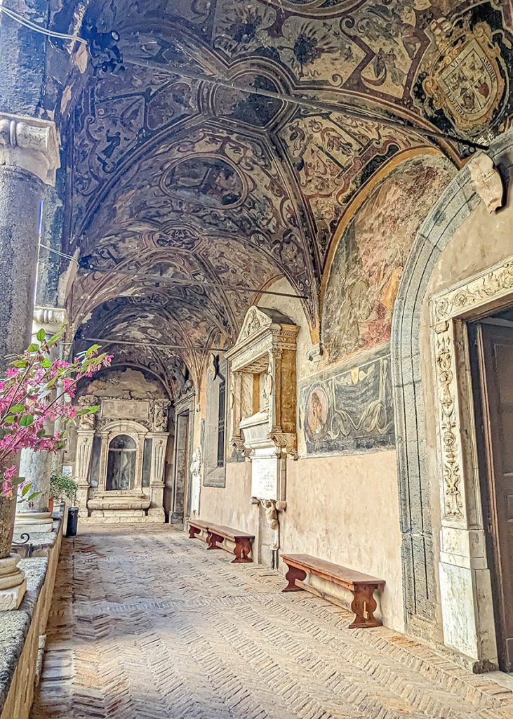 Fiori e affreschi nel chiostro di Santa Maria La Nova di Napoli. Foto sul blog di viaggi 'Nerd in Spalla: viaggiatori poco seri'