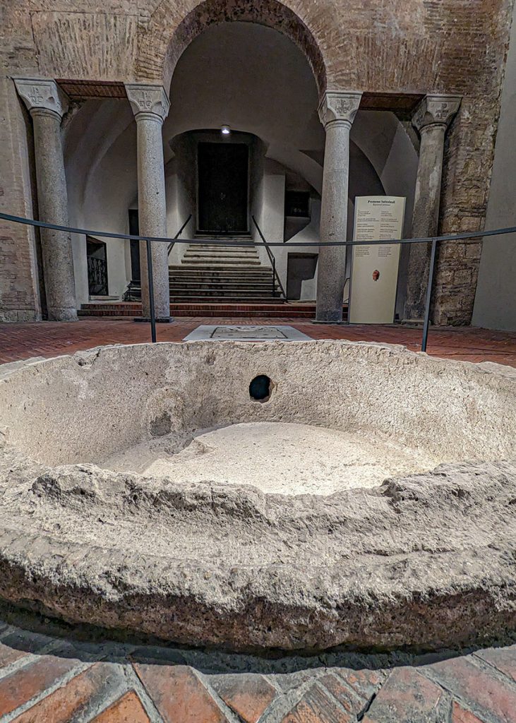 Antico fonte battesimale nel battistero di San Giovanni in Fonte a Napoli. Foto sul blog 'Nerd in Spalla: viaggiatori poco seri' dedicato al pop-culture tourism