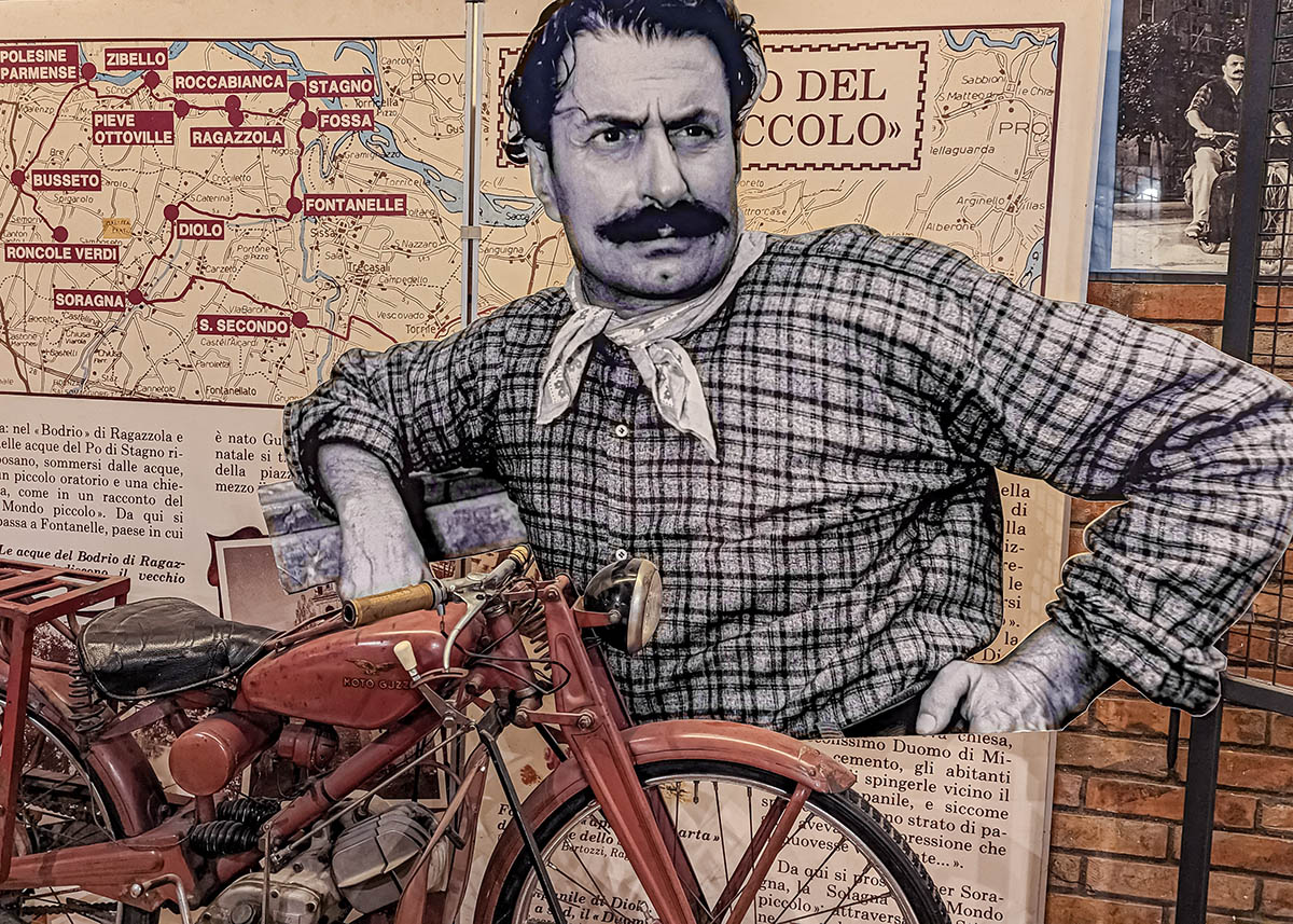 Giovannino Guareschi e una moto Guzzi a Roncole Verdi (Busseto - Parma). Foto su Nerd in Spalla: viaggiatori poco seri
