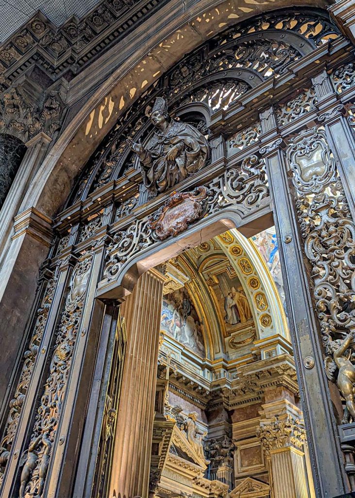 Ingresso alla cappella e al tesoro di San Gennaro nel Duomo di Napoli. Foto sul blog 'Nerd in Spalla: viaggiatori poco seri' dedicato al pop-culture tourism