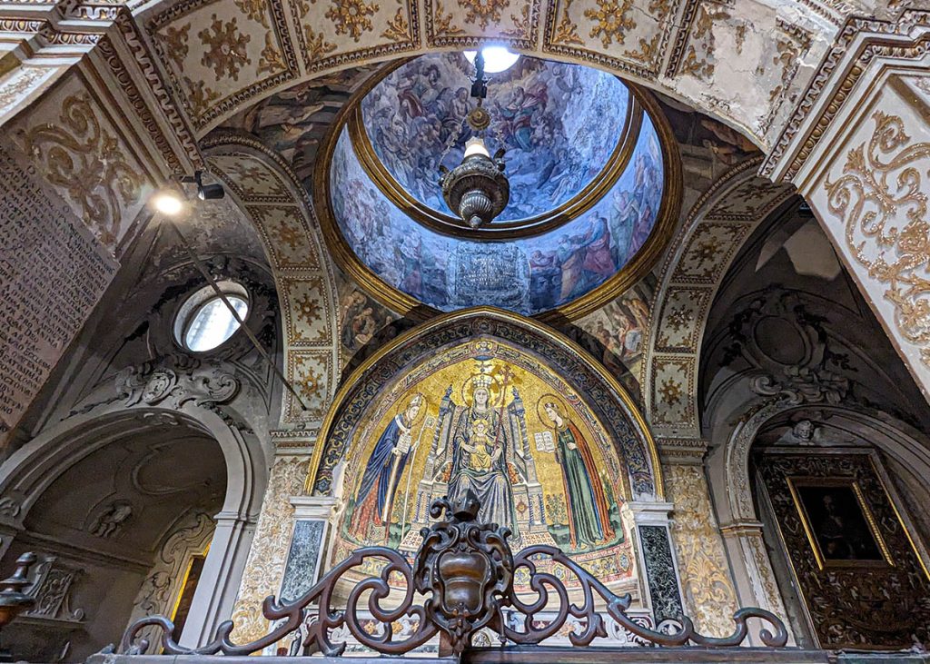 Una Madonna nella Basilica di Santa Restituta nel duomo di Napoli. Foto sul blog 'Nerd in Spalla: viaggiatori poco seri' dedicato al pop-culture tourism