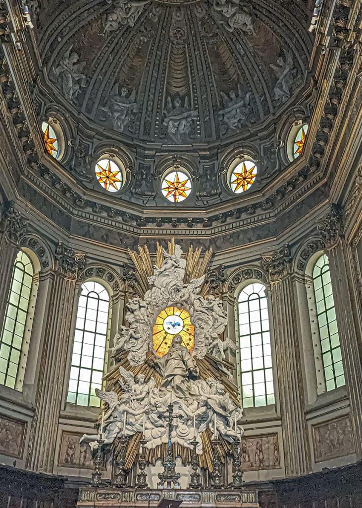 Altare del duomo di Napoli. Foto sul blog 'Nerd in Spalla: viaggiatori poco seri' dedicato al pop-culture tourism