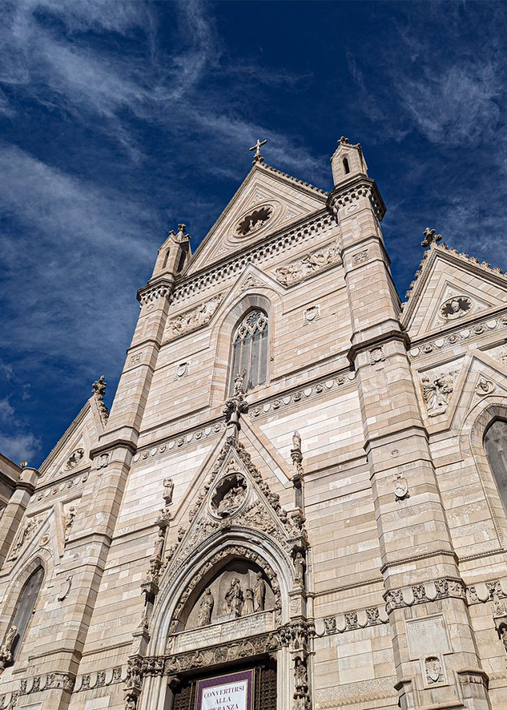 Facciata del duomo di Napoli. Foto sul blog 'Nerd in Spalla: viaggiatori poco seri' dedicato al pop-culture tourism