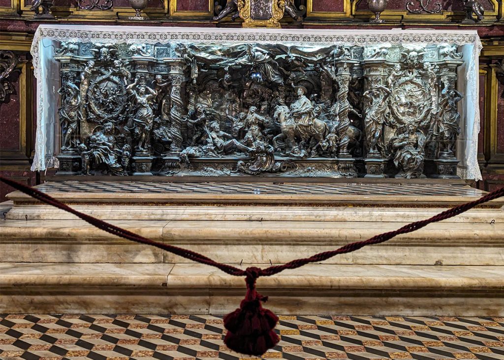 Paliotto di altare in argento nella cappella del tesoro di San Gennaro nel Duomo di Napoli. Foto sul blog 'Nerd in Spalla: viaggiatori poco seri' dedicato al pop-culture tourism