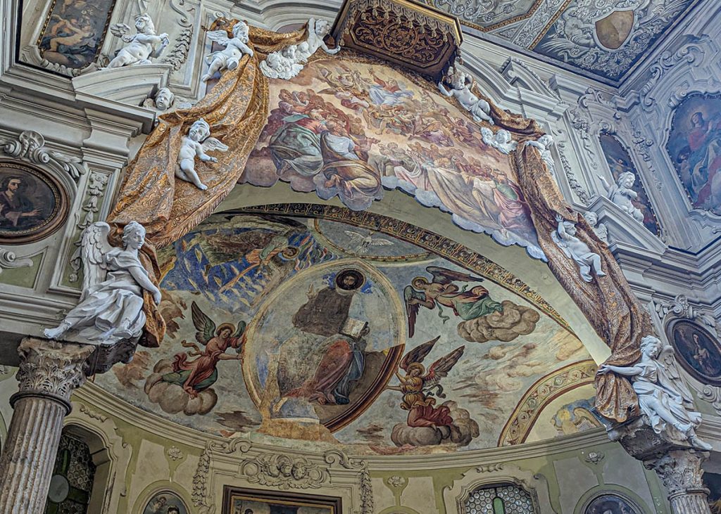 Putti nella Basilica di Santa Restituta nel duomo di Napoli. Foto sul blog 'Nerd in Spalla: viaggiatori poco seri' dedicato al pop-culture tourism