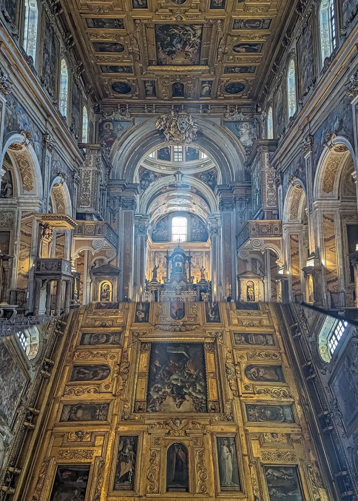 Affreschi sullo specchio a Santa Maria La Nova di Napoli. Foto sul blog di viaggi 'Nerd in Spalla: viaggiatori poco seri'
