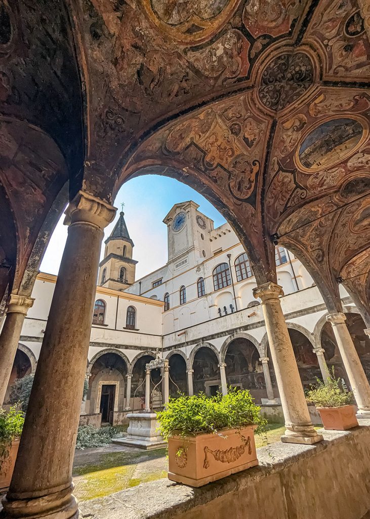 Chiostro di Santa Maria La Nova di Napoli. Foto sul blog di viaggi 'Nerd in Spalla: viaggiatori poco seri'