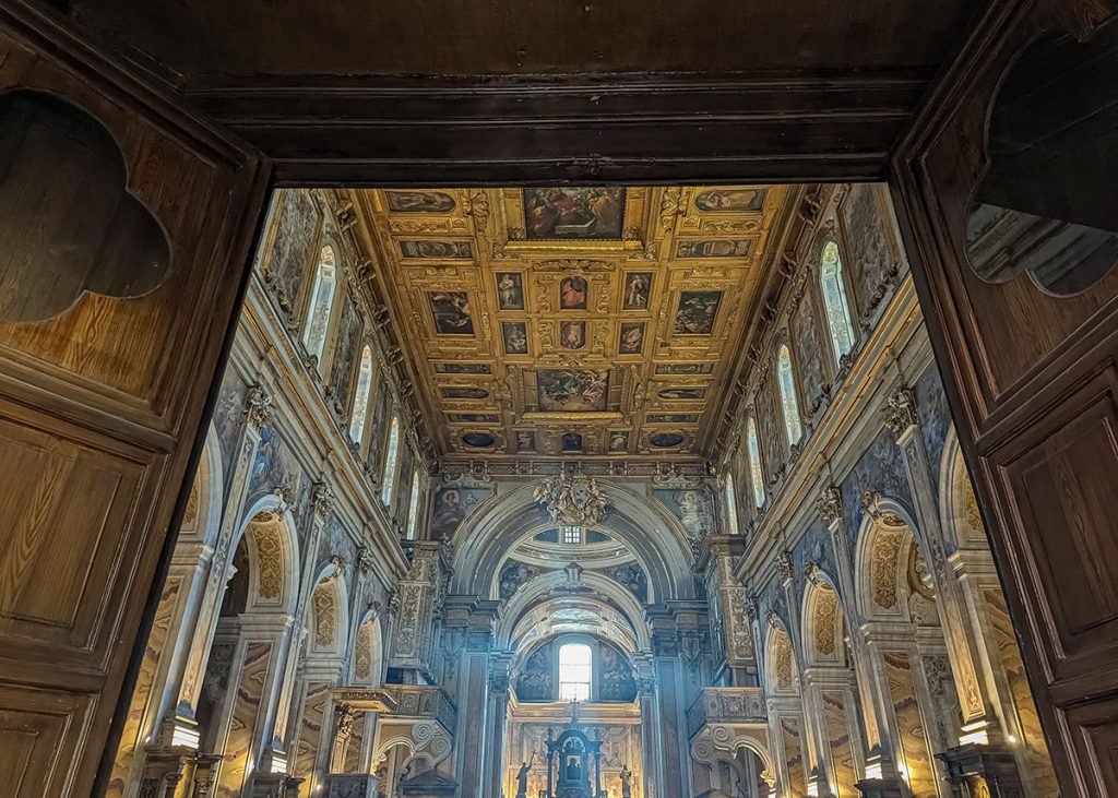 Ingresso di Santa Maria La Nova di Napoli. Foto sul blog di viaggi 'Nerd in Spalla: viaggiatori poco seri'