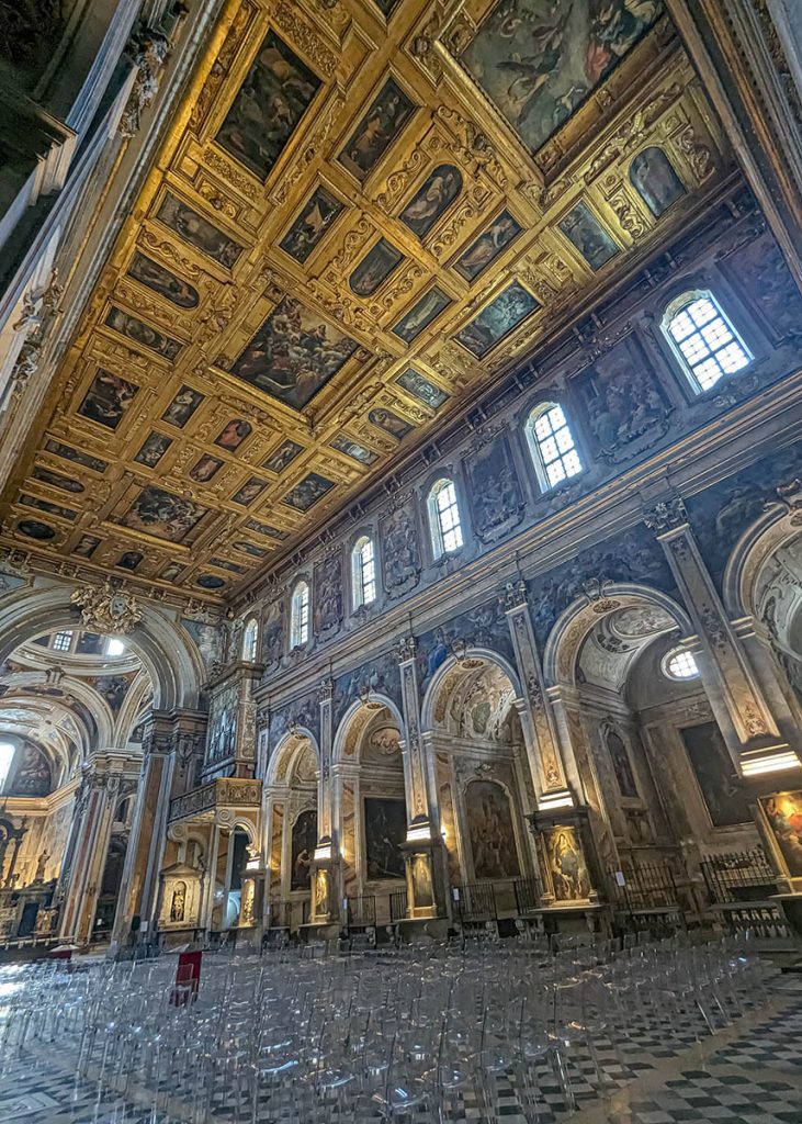 Navata di Santa Maria La Nova di Napoli. Foto sul blog di viaggi 'Nerd in Spalla: viaggiatori poco seri'
