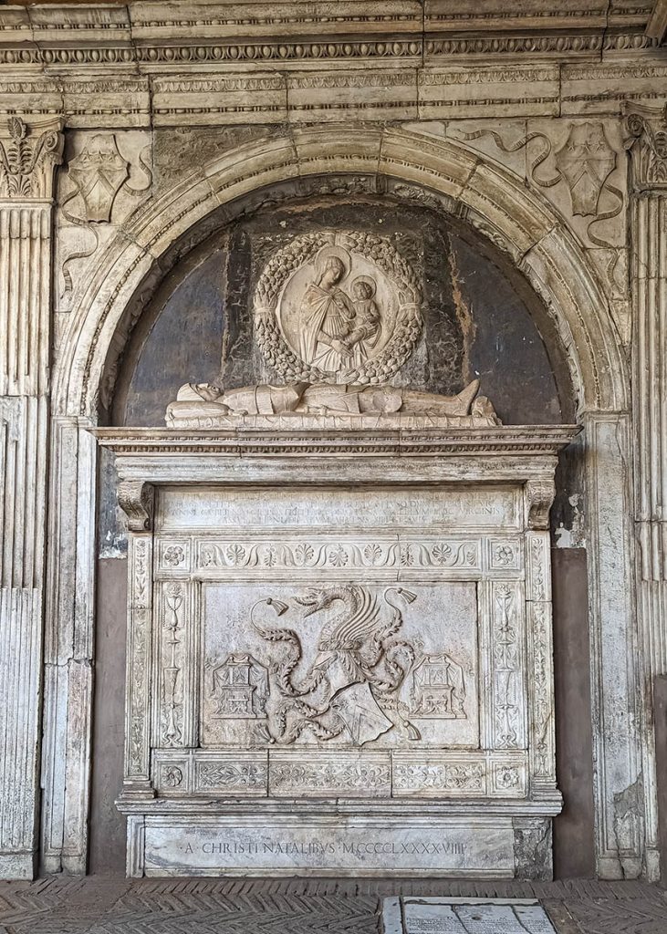 Tomba di Vlad Tepes a Santa Maria La Nova di Napoli. Foto sul blog di viaggi 'Nerd in Spalla: viaggiatori poco seri'