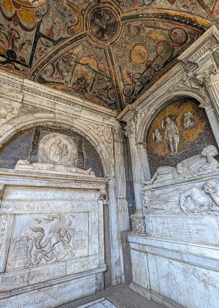 Tombe nel chiostro di Santa Maria La Nova di Napoli. Foto sul blog di viaggi 'Nerd in Spalla: viaggiatori poco seri'