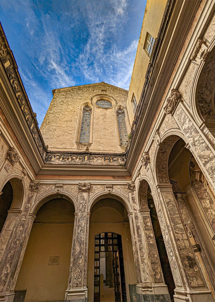 Chiostro di Donnaregina vecchia a Napoli. Foto sul blog di viaggi "Nerd in Spalla: viaggiatori poco seri" dedicato al pop culture tourism