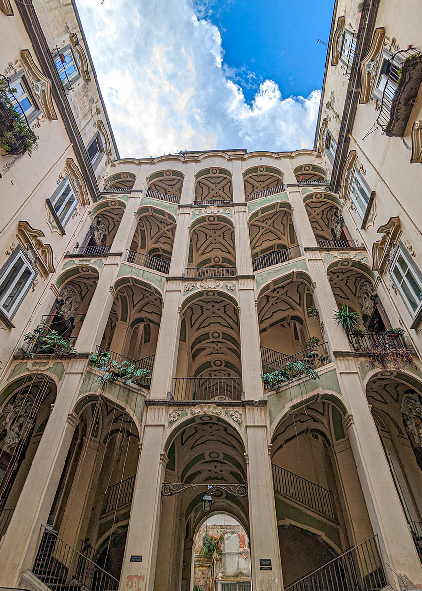 Palazzo dello Spagnolo in Rione Sanità a Napoli sul percorso del Miglio Sacro. Foto su 'Nerd in Spalla: viaggiatori poco seri'