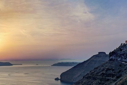 Tramonto a Fira sull'isola di Santorini in Grecia. Foto sul blog di viaggi 'Nerd in Spalla: viaggiatori poco seri' dedicato al pop-culture tourism