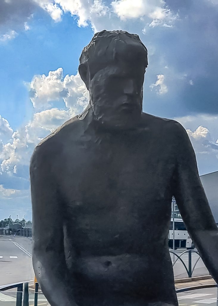 Statua di Manzù che ritrae Caravaggio all'aereoporto di Orio al Serio. Foto sul blog di viaggi "Nerd in Spalla: viaggiatori poco seri" dedicato al pop culture tourism