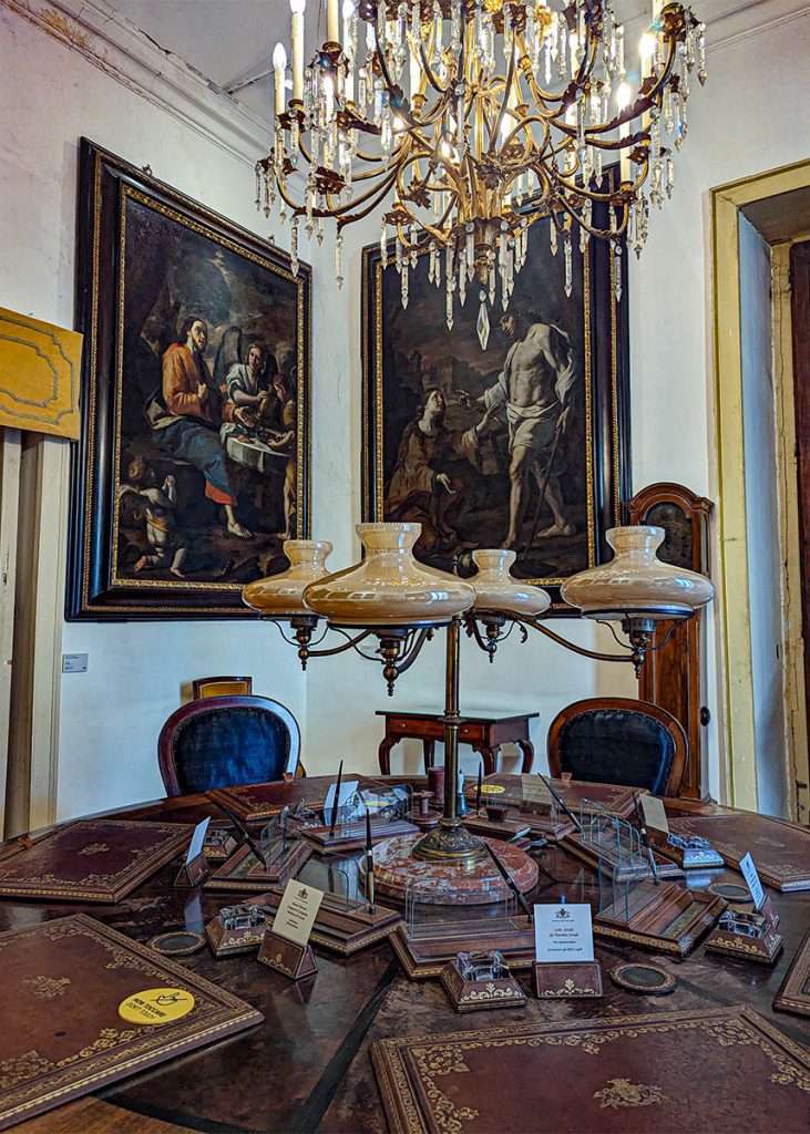 Tavolo del Pio Monte della Misericordia a Napoli. Foto sul blog di viaggi "Nerd in Spalla: viaggiatori poco seri" dedicato al pop culture tourism