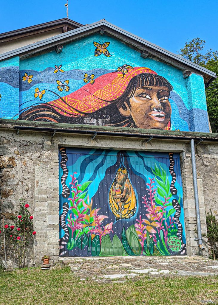 Street art di La Mona di Fabriano a Mossale vicino a Bosco di Corniglio. Foto sul blog di viaggi "Nerd in Spalla: viaggiatori poco seri" dedicato alla pop culture