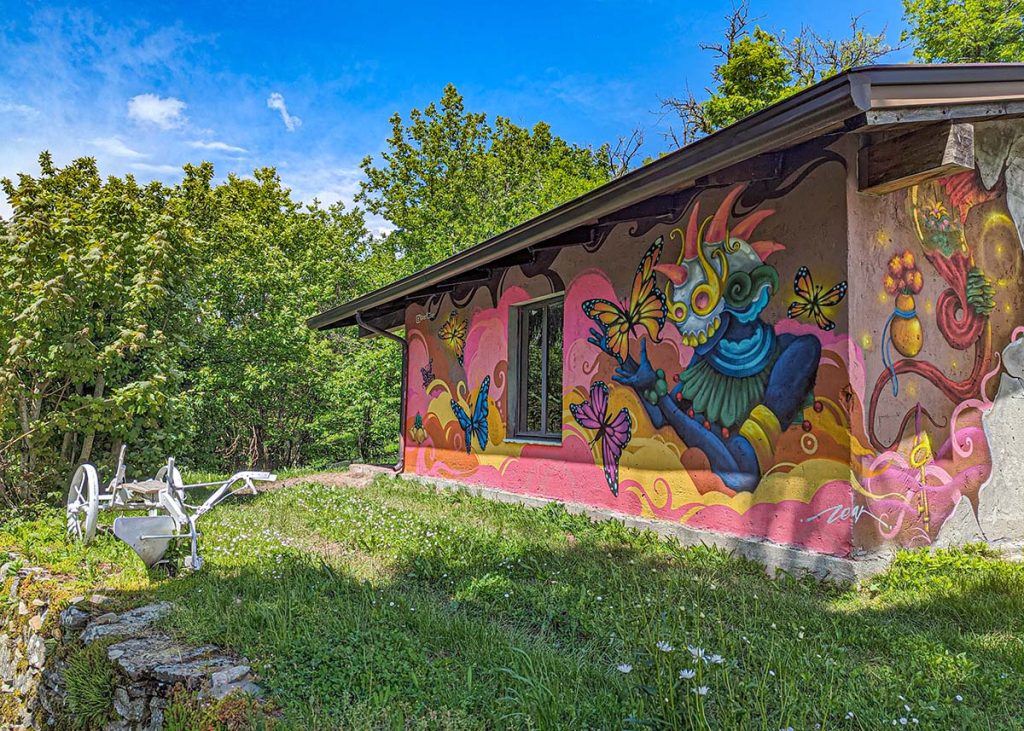 Street art di Quack_zean a Mossale vicino a Bosco di Corniglio. Foto sul blog di viaggi "Nerd in Spalla: viaggiatori poco seri" dedicato alla pop culture