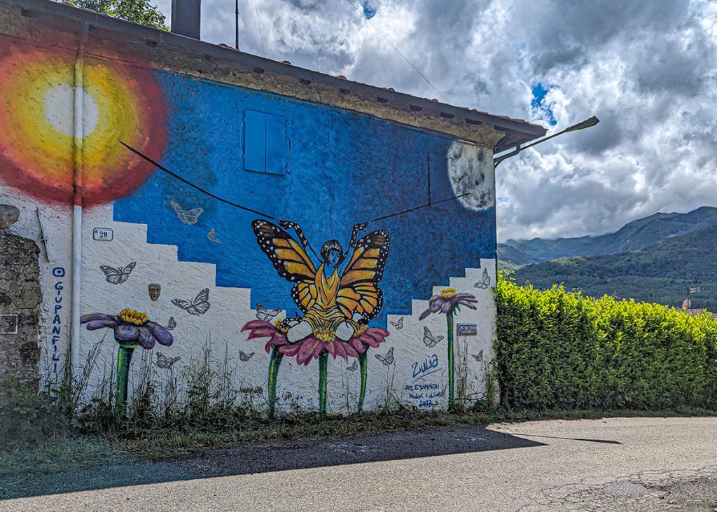 Street art di Zulia a Mossale vicino a Bosco di Corniglio. Foto sul blog di viaggi "Nerd in Spalla: viaggiatori poco seri" dedicato alla pop culture