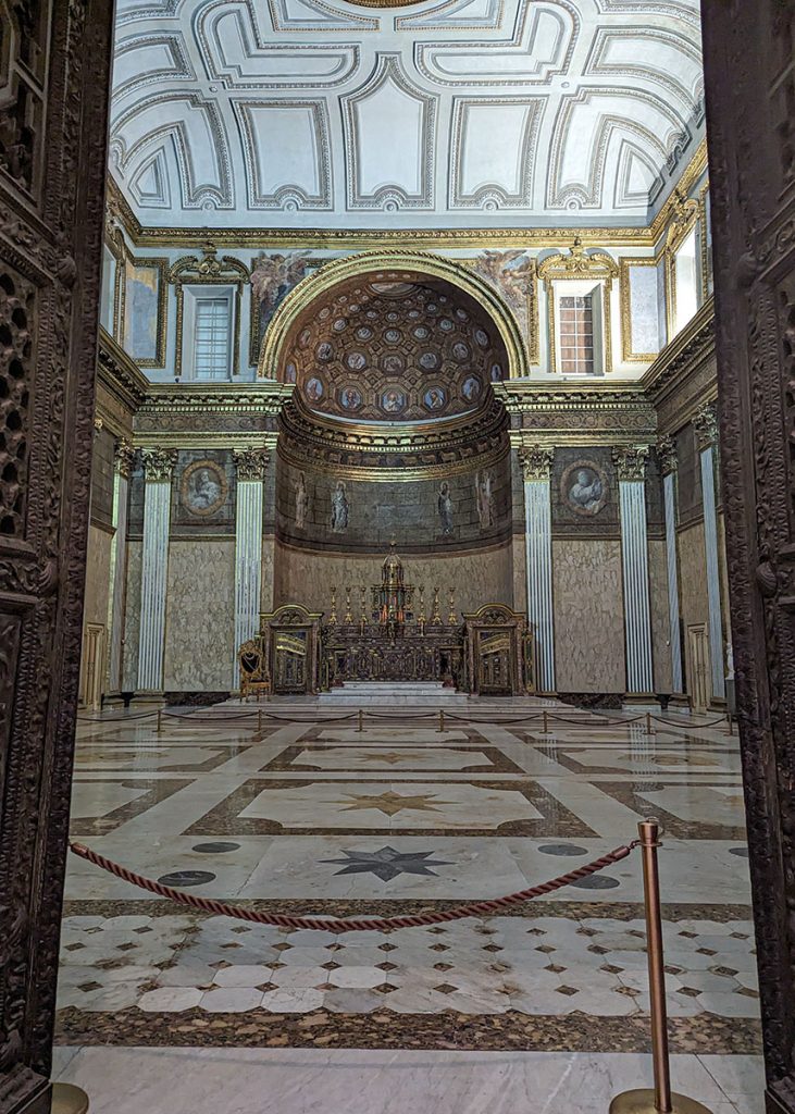 Cappella Reale del Palazzo Reale di Napoli. Foto sul blog di viaggi "Nerd in Spalla: viaggiatori poco seri" dedicato al pop-culture tourism