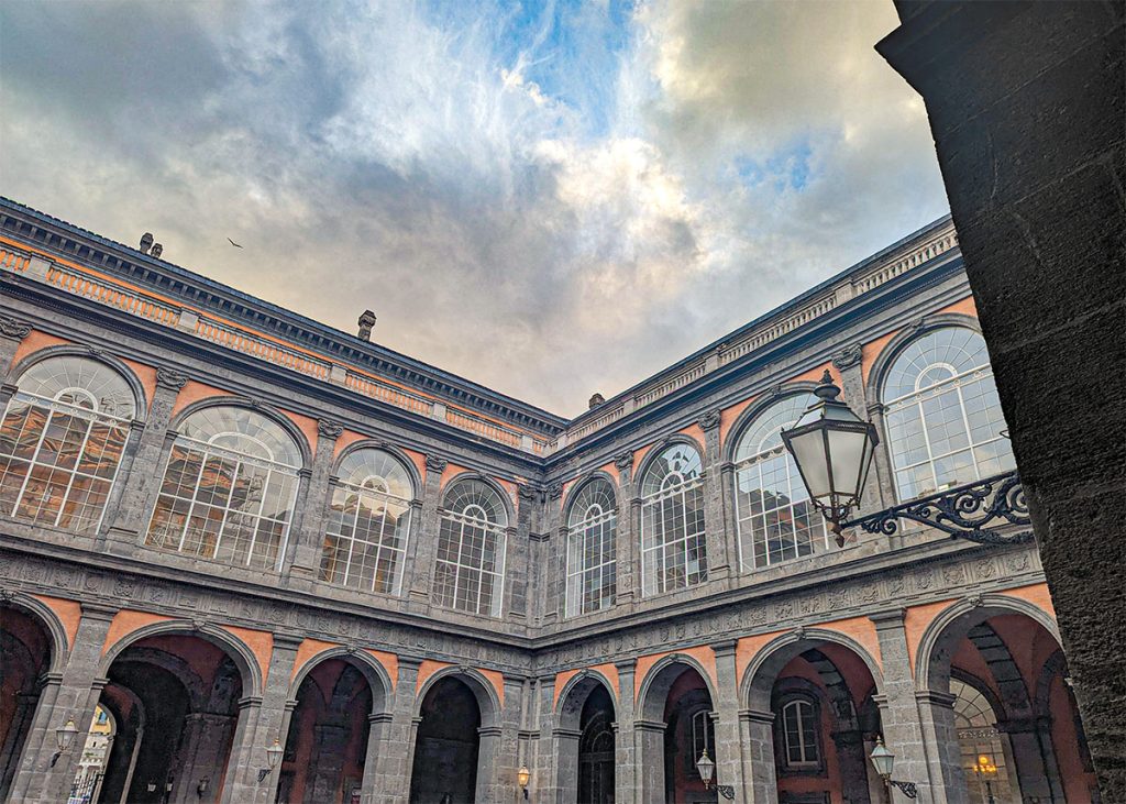 Cortile del Palazzo Reale di Napoli. Foto sul blog di viaggi "Nerd in Spalla: viaggiatori poco seri" dedicato al pop-culture tourism