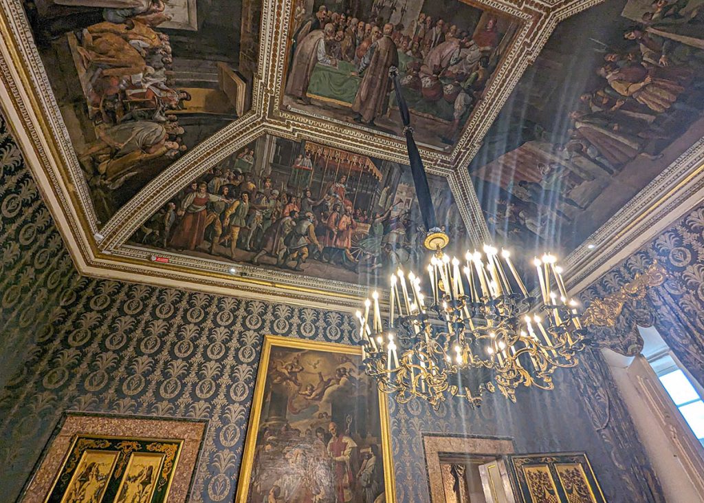 Lampadario nel Palazzo Reale di Napoli. Foto sul blog di viaggi "Nerd in Spalla: viaggiatori poco seri" dedicato al pop-culture tourism