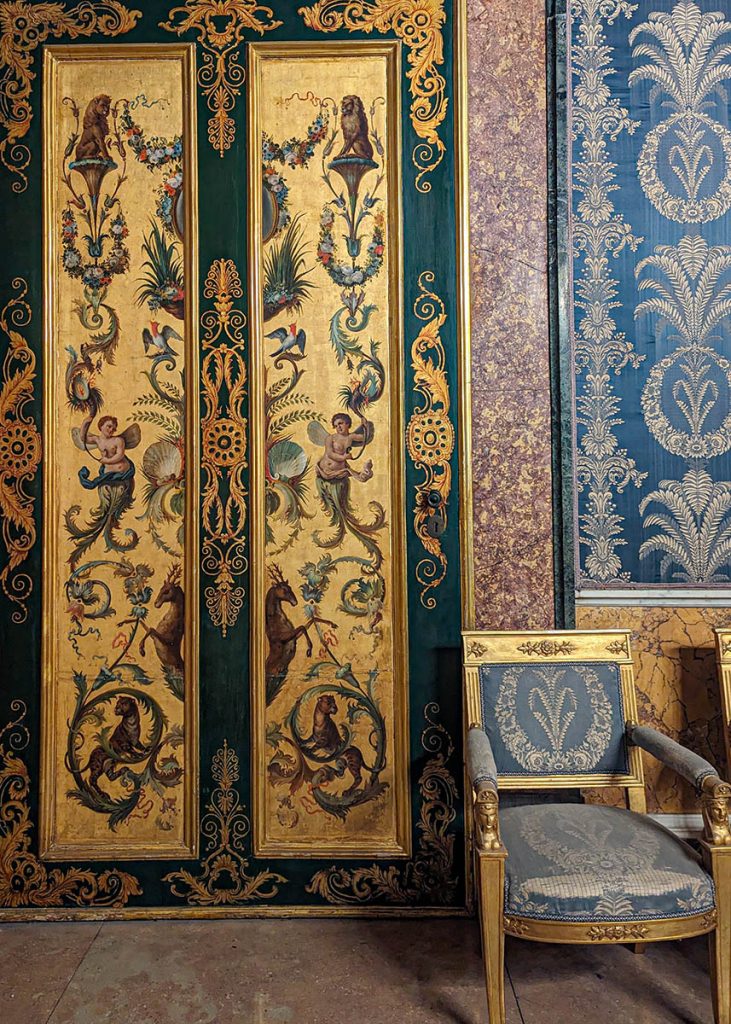 Una porta nel Palazzo Reale di Napoli. Foto sul blog di viaggi "Nerd in Spalla: viaggiatori poco seri" dedicato al pop-culture tourism