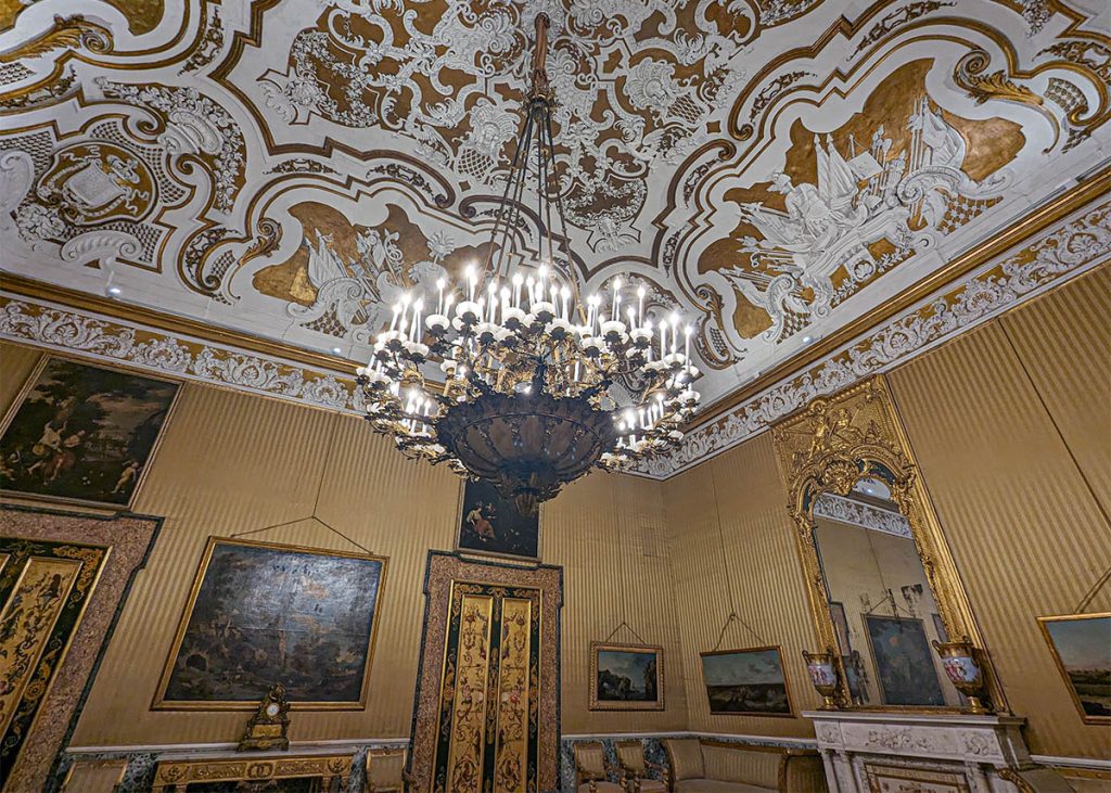Sala del Palazzo Reale di Napoli. Foto sul blog di viaggi "Nerd in Spalla: viaggiatori poco seri" dedicato al pop-culture tourism