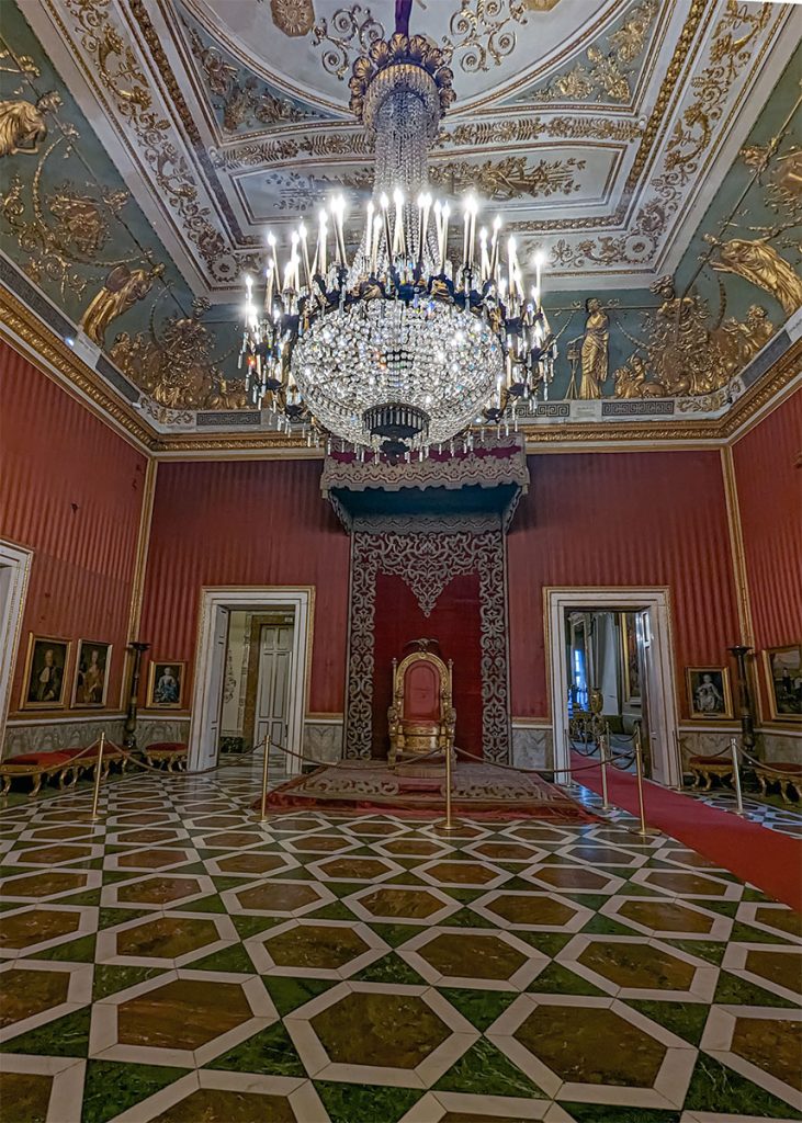 Sala del trono del Palazzo Reale di Napoli. Foto sul blog di viaggi "Nerd in Spalla: viaggiatori poco seri" dedicato al pop-culture tourism