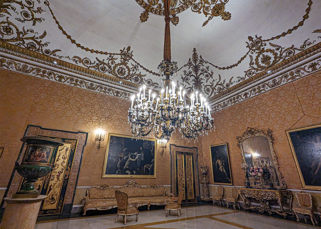 Salone del Palazzo Reale di Napoli. Foto sul blog di viaggi "Nerd in Spalla: viaggiatori poco seri" dedicato al pop-culture tourism