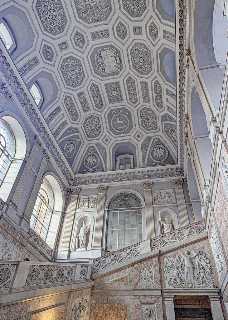 Scalone del Palazzo Reale di Napoli. Foto sul blog di viaggi "Nerd in Spalla: viaggiatori poco seri" dedicato al pop-culture tourism