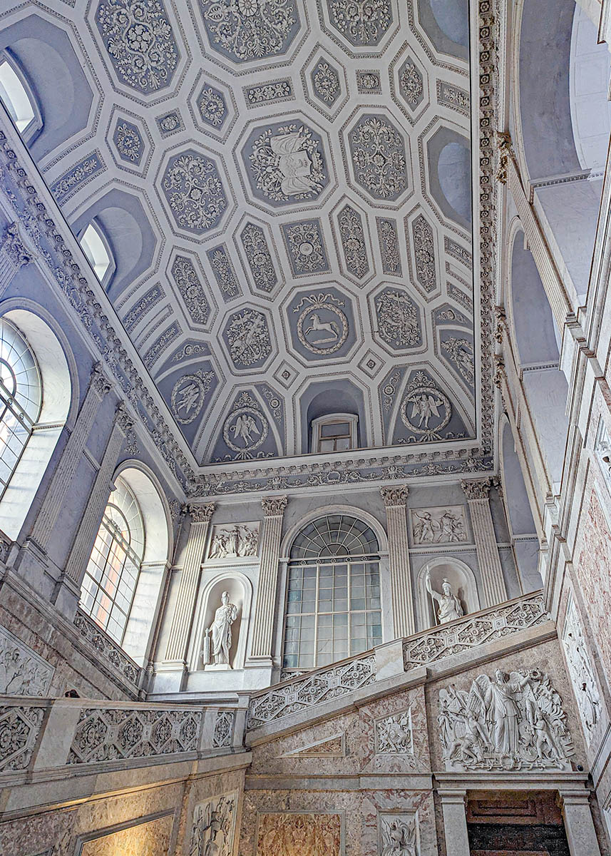 Scalone del Palazzo Reale di Napoli. Foto sul blog di viaggi "Nerd in Spalla: viaggiatori poco seri" dedicato al pop-culture tourism