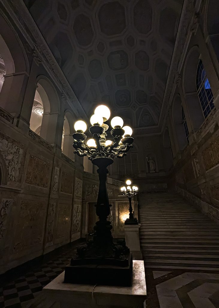 Scalone del Palazzo Reale di Napoli. Foto in notturna sul blog di viaggi "Nerd in Spalla: viaggiatori poco seri" dedicato al pop-culture tourism