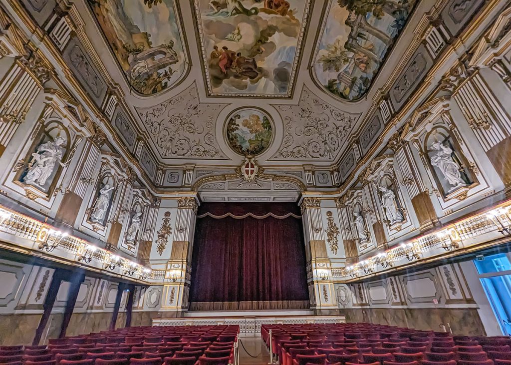 Teatro di corte del Palazzo Reale di Napoli. Foto sul blog di viaggi "Nerd in Spalla: viaggiatori poco seri" dedicato al pop-culture tourism