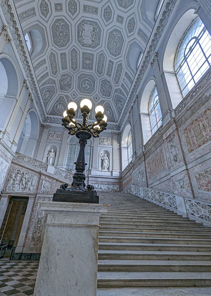 Scalone del Palazzo Reale di Napoli. Foto sul blog di viaggi "Nerd in Spalla: viaggiatori poco seri" dedicato al pop-culture tourism